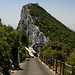 Gibraltar - Unterwegs zwischen Cable Car Top Station (Seilbahn-Bergstation) und O'Hara's Battery. Hier mal ein kurzes Wegstück ohne Begleitung durch Affen. Dort, wo der Grat wieder ansteigt, gibt es eine der zahlreichen Aussichtsmöglickeiten entlang der steilen Ostabbrüche des Felsens.