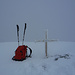 Voll in der Nebelsuppe - das Gipfelkreuz und meine Ausrüstung als einzige Kontrastpunkte