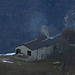 alle ore 14.35 l'ombra cala sul rifugio Alp de Volt: il camino fuma alla grande e pure quello delle stufe in camera