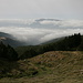 Im Aufstieg zwischen Área Recreativa de Puente Palo und Cerrillo Redondo (2.912 m) - Ausblick. Unten im Tal liegt Órgiva im Nebel, lediglich die Sierra de Lújar ragt aus dem Wolkenmeer heraus.