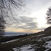 nur schwach bringt heute die Sonne um 15 Uhr etwas Licht über den Lac de Neuchâtel - und an den Hang unterhalb Brisecou