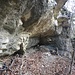 äusserst interessante Abstiegspassage dem langezogenen Felskamm entlang - eine erste Höhle ...