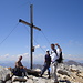 wir erreichen das alte Kreuz aus dem Jahr 1952; der Gipfel wird zwar regelmäßig besucht, ist aber alles andere, als überlaufen. Andere Quellen sprechen sogar von 3228m Gipfelhöhe, laut AV-Führer ist der Berg 3219m hoch