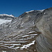 Cassonsgrat: Schneefelder im Talkessel Segnas Sura, hinten der Piz Sardona und der Grat zum Piz Dolf.<br />Der hohe Gipfel rechts ist nur der Vorgipfel 2999 müM.