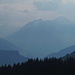 Bergketten im dunstigen Gegenlicht: Ein Blick ins lange Valser Tal.