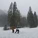 2 Männer im Schnee: LVS-Übung in der Nähe der Talstation Alpboden