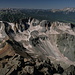 Gipfel Mount Sneffels - "Teilpanorama 2/10". Ausblick in südwestliche/südliche Richtung. Zu sehen sind u. a. Blue Lakes Pass und im Hintergrund die Skihänge von Telluride.