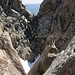 Im Abstieg vom Mount Sneffels - Blick durch die Scharte, durch welche der "Normalweg" aus dem Couloir in Richtung Gipfel verläuft.