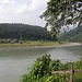 Der Arun, zweitgrößter Fluss Nepals,
entspringt in Tibet und durchbricht den Himalaya-Hauptkamm östlich des Makalu. Das Tal ist nicht nur eines
der tiefsten Durchbruchtäler Nepals, sondern auch eines der schönsten.