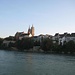Die alte Stadt am Rhein im Abendlicht