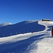 Wir sind gemütlich unterwegs auf der Skipiste zur Skistation beim P.2194m auf dem Laveygrat. Die Schneekuppe links ist der höchste Punkt des Laveygrates (2248m).
