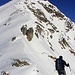  Alexander fährt vom Tierberg in die Scharte P.2344m ab. Dahinter ragt das Seewlehore (2467m) auf welches wir wegen der Steilheit nach einem Viertel auf dem Gart die Ski zum Gipfel hochtragen mussten.