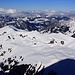 Gipfelaussicht vom Albristhorn / Albristhore (2763m) zu den Voralpen und aufs westliche, bewölkte Mittelland. Gegenüber sind Rauflihorn / Rauflihore / Blutlighore (2323m) und Raufligrat (2259m) wo schon zahlreiche Nassschneerutsche zu sehen sind.