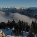 Der Nebel steigt immer höher vom Graswangtal herauf. Ganz hinten rechts von der Not: die Tuxer Alpen im Originalblick ohne Zoom.