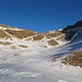 Etwas oberhalb des Schuppens gibt es vorübergehend etwas mehr Schnee; im Hintergrund ist bereits der Passo Portella ersichtlich.