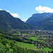 Cluses,hinten durch das Tal gehts nach Chamonix und durch den Tunnel ins Aosta Tal nach Italien.Wir fahren  den Hang rechts am Bild hoch