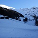 Herrlich, gleich am oberen Dorfende (P.1636m) von Monstein konnten wir die Ski anschnallen!<br /><br />Im Hintergrund ist der Geissweidengrat (2685m), rechts der Erezberg (2616m).