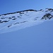 Die 100m hohe und 35° steile Gipfelflanke zum Skidepot. Wegen der Schattenlage und dem Wind wurde der Schlussaufstieg zu einem frostigen Erlebnis!
