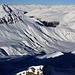 Aussicht von Gletscher Ducan / Ducan Dador (3020m) übers Skidepot ins Ducantal und den gegenüber stehenden Gipfel Strel (2842m) und Älplihorn (3005,6m).