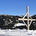 es scheint im Schnee zu versinken, das Alp-Kreuz;
links der Bärenturm