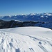 schönes Panorama über den vom Wind gestalteten Schnee-Strukturen: vom Säntis bis zum Titlis