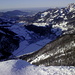 Tiefblick vom Gipfel aufs schattige und frostige  Bayrischzell.