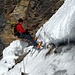 Am Ende der 50m Abseilerei wartet gleich ein "gefrässiger" Bergschrund - lässt sich aber gut meistern