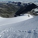 Blick vom Gipfelhang zum Firn oberhalb des Läntagletschers. Rechts davon der Blockgrat zur Läntalücke, dahinter das Läntahorn.