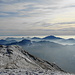 Auf dem Gipfel des Gazzirola: Blick nach Süden - am Horizont ist gut die Silhouette des Appennino ligure rund um den Monte Lesima zu erkennen.