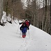 nach der Mittagsrast auf dem Chöpfli geht's ans Schneestapfen - hier auf dem eingeschneiten Fahrweg im Wald des Sunnenberges unterhalb der Röti