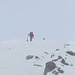 ... entdeckt Erstaunliches: ein gewagtes Klettermanöver auf dem Gipfelkreuz! :-) 