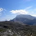 Seekofelhutte, oder Rif. Biella,2327m, Kleiner(2859m) und Hoher Gaisl(3145m, mit Wolken) im Hintergrund.