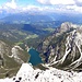 Am Gipfel, 1 Stunde Rastpause,mit Pragser Wildsee, Herrstein(2447m) und Kleiner Rosskopf(2594m), Hochpustertal im Hintergrund.