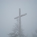 das Gipfelkreuz im Nebel