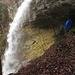 Das Wasser schiesst richtiggehend über die Felswand hinaus.
