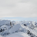 Gamsberg-Sichelchamm und weitere Gipfel der Alvierkette vor der Kulisse der sonnenbeschienenen Bündner Gipfel