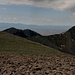 Gipfel Mount Mellenthin - Ausblick u. a. zu Mount Tukuhnikivatz (3.805 m/12.482 ft, rechts) und South Mountain (3.601 m/11.817 ft, etwa mittig). Im Hintergrund sind die Abajo Mountains zu sehen.