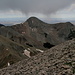 Gipfelbereich Mount Mellenthin - Ausblick vom etwas südlich gelegenen "Vorgipfel" u. a. zu Mount Tukuhnikivatz (3.805 m/12.482 ft). Links ist der Grat zu sehen, welcher zum Kamm zwischen Tukuhnikivatz und Peale führt.