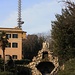 Der schöne Brunnen Fontana dell’Aquilone. Er befindet sich östlich vom Radio Vaticana. Unterwegs zur Radiosendestation befindet sich im Waldstück des Colle Vaticano (75m) der höchste natürliche Punkt des Kirchenstaates.