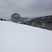 <b>Mi aspetta il punto più piacevole dell’escursione: il pascolo che da Pianezzo (1078 m) scende ripido fino a Cragno (942 m). La neve è sofficissima; 35 cm di leggerezza! Che goduria!</b>