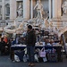 Überall in Roma (37m) zu finden sind die zahlreichen, meist nichtitalienischen, Souvenierverkäufer. Mit den Millionen von Touristen die jedes Jahr die Stadt besuchen, werden sie wohl kaum in Geldot kommen.
