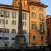 Roma (37m): Piazza della Rotonda mit dem Macuteo, einem altägyptischen Obelisk. Er wurde um 1575 ausgegraben und zunächst vor der Kirche San Ignazio auf der Piazza di San Macuto aufgestellt. 1711 ließ ihn Papst Clemente XI auf einer spätbarocken Brunnenanlage vor dem Pantheon aufstellen. Im Pyramidion – der Spitze des Obelisken – befinden sich zwei Namenskartuschen Ramses II. Der 6,34 m hohe Obelisk wurde allerdings auch für ein Werk der römischen Zeit wie der Obelisk auf der Piazza Navona gehalten. Auch er stand in der Antike in Kaiser Domitians Heiligtum der Isis, also in unmittelbarer Nähe des Pantheons. Der Obelisk bildet ein Paar mit dem Granitstumpf in der Villa Mattei, gemeinsam standen sie einst im Heiligtum des Amun-Re in Heliopolis.