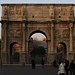 Roma (37m): Arco di Costantino. Er wurde zu Ehren des Kaisers Constantinus in Erinnerung an dessen Sieg bei der Pons Milvius (312) über seinen Widersacher Maxentius errichtet und 315 eingeweiht.
