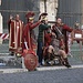 Roma (37m): "Römer" beim Colosseo. Wer aber ein Foto mit ihnen machen will, den wollen die verkleideten Gesellen zu Kasse bieten. Man sollte deshalb nicht gerade Fotografieren wenn sie nicht mit anderen Touristen abgelenkt sind.