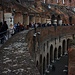 Roma (37m): Unterwegs im mächtigen Colosseo.