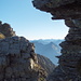 Felsscharte am Gipfel 5 mit Durchblick zum Calancatal
