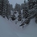 Am Wasserfall kurz vor dem weiten Tal der Jägerhütte. Vom Wasserfall sieht man heute nicht mehr viel, so viel Schnee hat es.