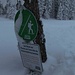 Kommt man vom Schützensteig hoch in das weite Tal der Jägerhütte, sieht man an einem Baum schon den ersten grünen Skitourenwegweiser des DAV