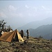 Das Lager wird im Angesicht des Ganesh Himal errichtet.