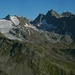 Aussicht vom Hüttenwanghorn auf den Silvretta- und Verstanclagletscher. Rechts sind die schroffen Gipfel Verstanclahorn (3298m) und Chapütschin / Schwarzkopf (3232m). Zwischen den beiden Gletscher ist der Gletscherchamm (3173m).
